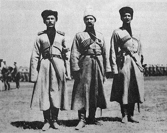 Слева хорунжий Ванжа Никифор, апрель 1915 года